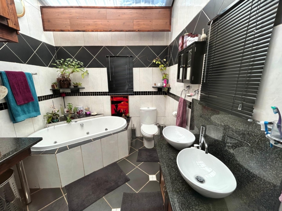 5 Bedroom Property for Sale in Mooinooi North West